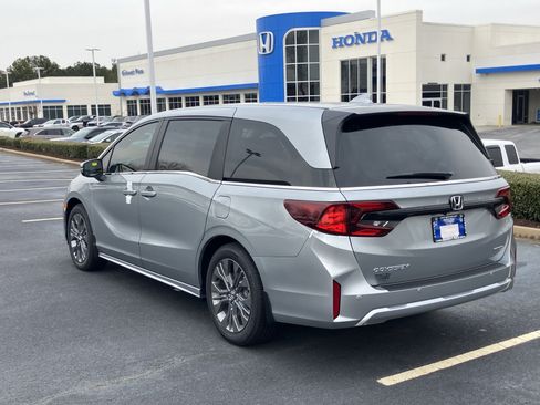 New 2026 Honda Odyssey Touring image 7