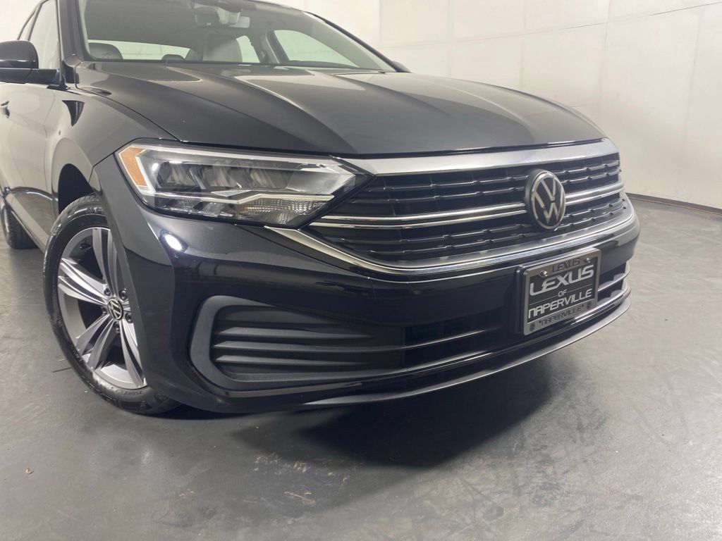 Used 2024 Volkswagen Jetta SE FWD image 3