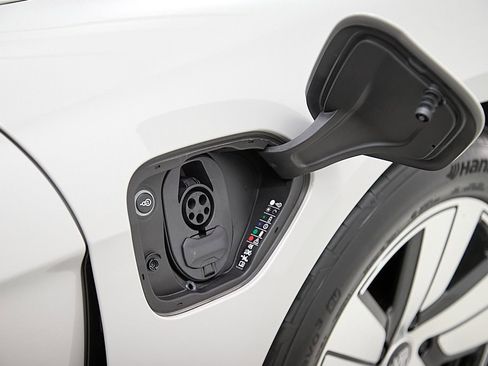 Used 2022 Porsche Taycan image 18