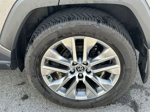 Used 2022 Toyota RAV4 XLE Premium image 5