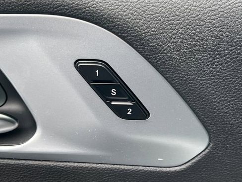 New 2026 Chrysler Pacifica Limited w/ Uconnect Theater Family Group image 18