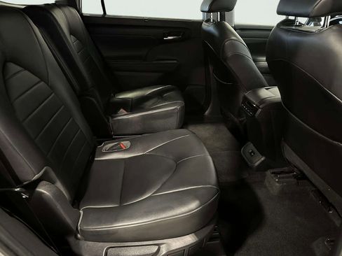 Used 2020 Toyota Highlander XLE AWD/4WD image 21