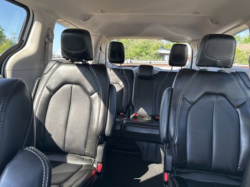 Used 2024 Chrysler Pacifica Touring-L FWD image 23