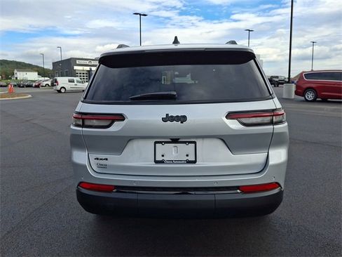 New 2025 Jeep Grand Cherokee L Altitude image 9