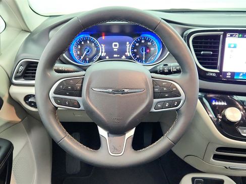Used 2024 Chrysler Pacifica Touring-L image 12