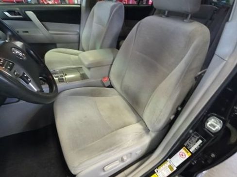 Used 2012 Toyota Highlander FWD w/ Tech Pkg image 11