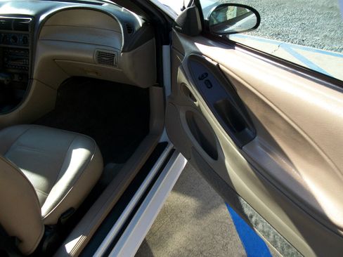 Used 2004 Ford Mustang Deluxe Convertible image 6