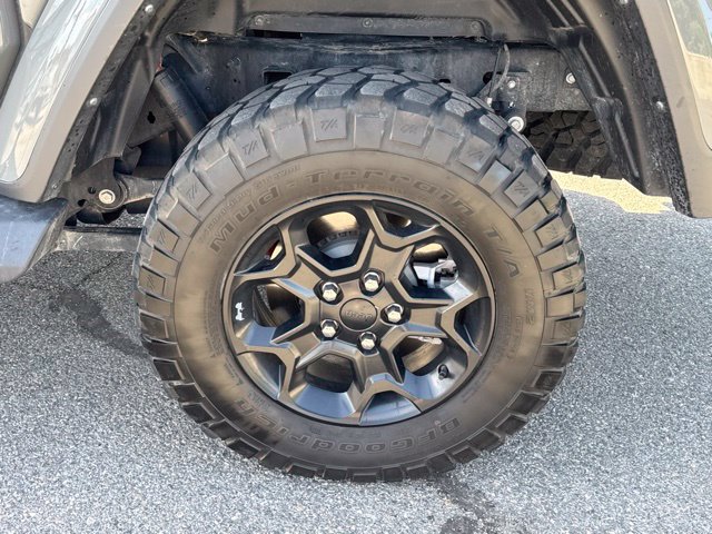 Certified 2023 Jeep Gladiator Sport AWD/4WD image 14