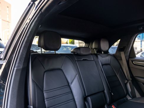 Certified 2023 Porsche Cayenne Turbo AWD/4WD image 38