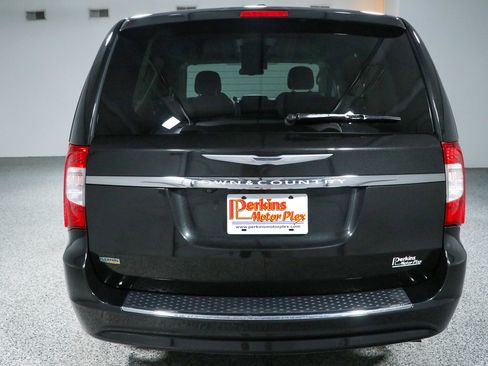 Used 2016 Chrysler Town & Country Touring FWD image 8