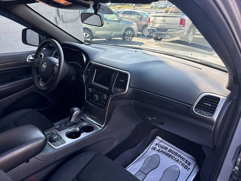 Used 2019 Jeep Grand Cherokee Laredo AWD/4WD image 21