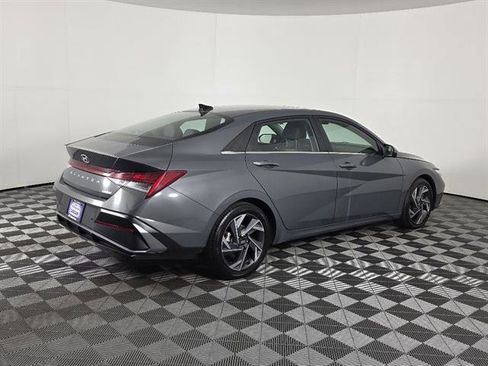 Used 2024 Hyundai Elantra Limited FWD image 3