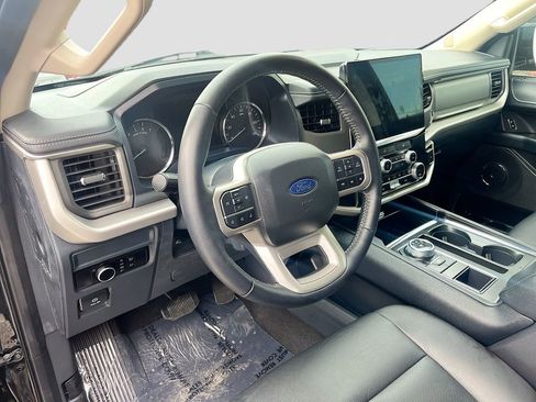 Used 2023 Ford Expedition XLT image 9