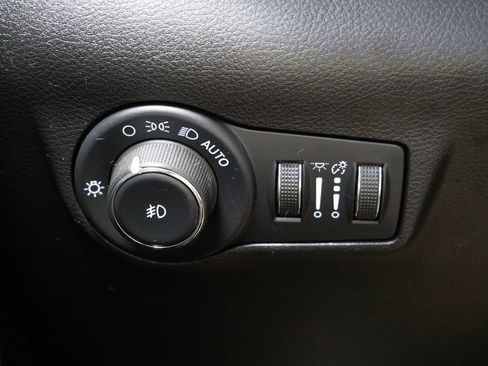 Certified 2025 Jeep Compass Latitude image 24