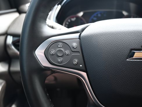 Used 2023 Chevrolet Traverse Premier FWD image 17