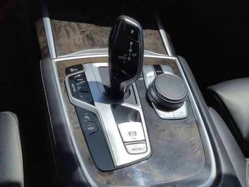 Used 2019 BMW 750i w/ M Sport Package RWD image 26