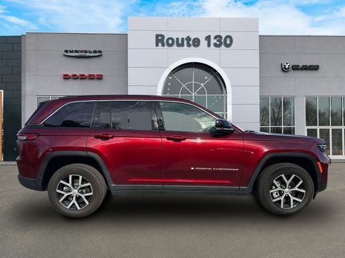 Used 2024 Jeep Grand Cherokee Limited w/ Luxury Tech Group II image 5