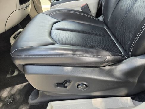 Used 2023 Chrysler Pacifica Touring-L FWD image 16