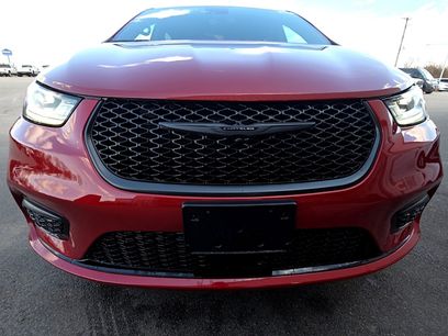 New 2026 Chrysler Pacifica Select