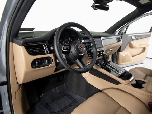 Certified 2025 Porsche Macan image 15