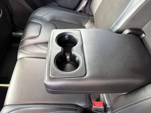 Used 2019 Jeep Cherokee Latitude Plus w/ Cold Weather Group AWD/4WD image 36