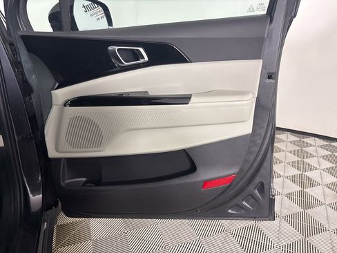 Used 2024 Kia Carnival EX image 27