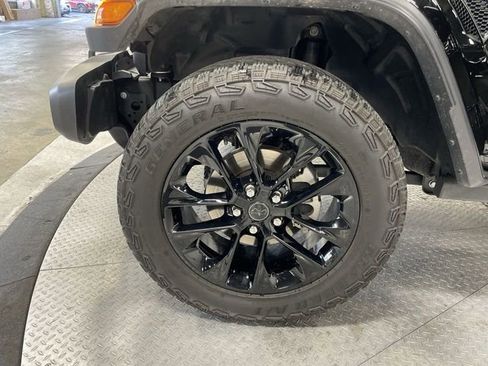 Used 2025 Jeep Gladiator Sport image 10