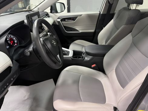 Used 2022 Toyota RAV4 XLE Premium AWD/4WD image 9
