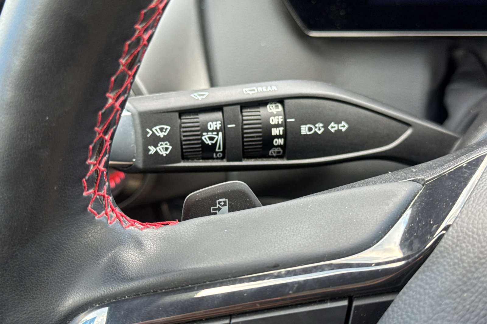 Used 2024 Chevrolet Equinox EV RS FWD image 35