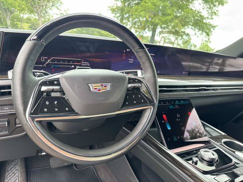 Used 2025 Cadillac Escalade ESV Premium Luxury AWD/4WD image 16