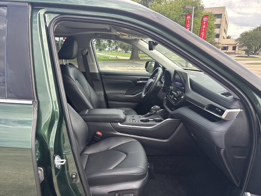 Used 2025 Toyota Highlander XLE FWD image 32