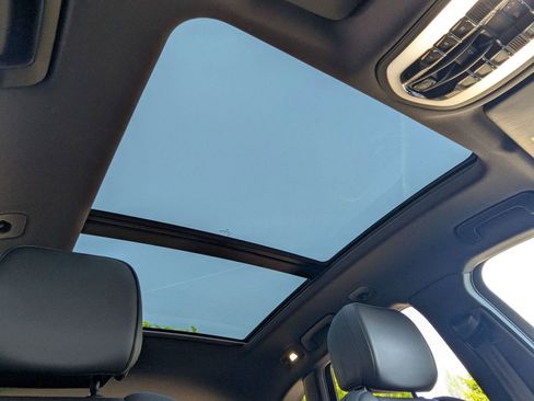 Certified 2025 Porsche Macan image 27