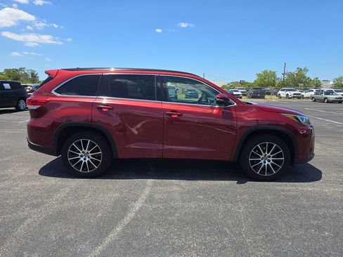 Used 2018 Toyota Highlander SE FWD image 3