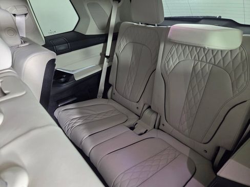 Used 2024 BMW X7 xDrive40i w/ Premium Package AWD/4WD image 25