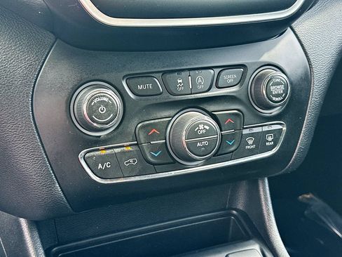 Used 2020 Jeep Cherokee Latitude Lux w/ Comfort/Convenience Group FWD image 15