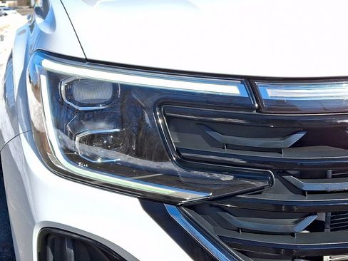 Used 2024 Volkswagen Atlas Cross Sport SE image 9