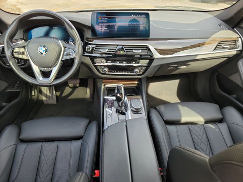 Used 2023 BMW 530e image 9