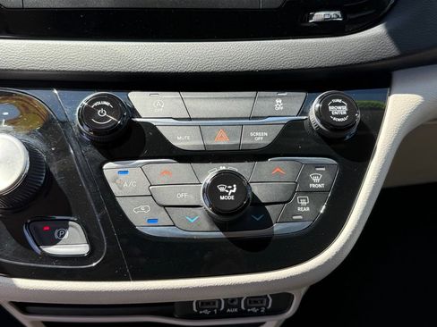 Used 2023 Chrysler Voyager LX FWD image 26