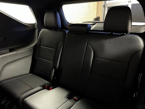 Used 2025 Chevrolet Traverse Z71 image 25