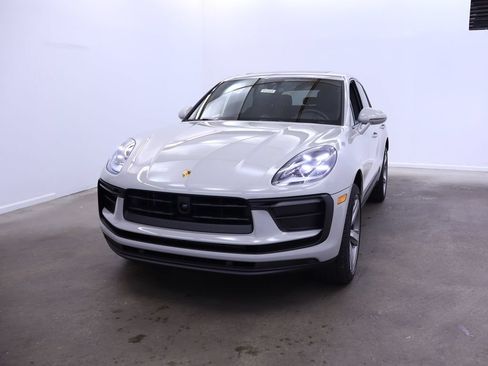 Certified 2025 Porsche Macan AWD/4WD image 12