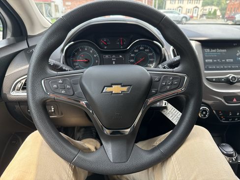 Used 2017 Chevrolet Cruze LT FWD image 22