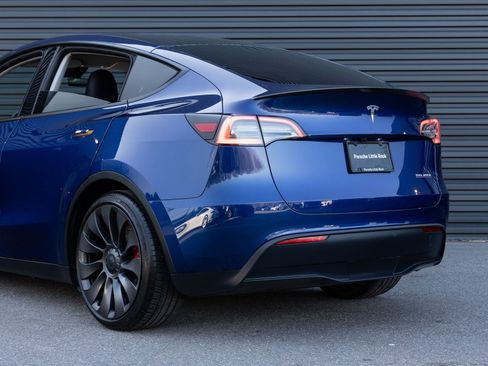 Used 2023 Tesla Model Y Performance image 9