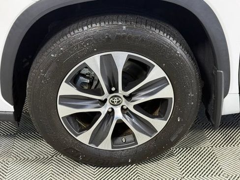 Used 2024 Toyota Highlander XLE FWD image 12
