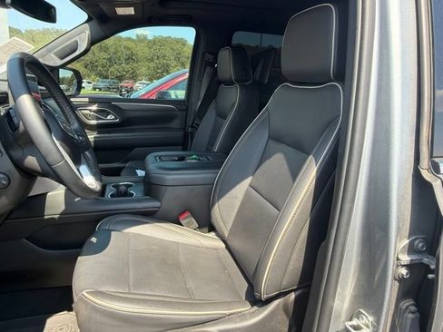 Used 2024 GMC Yukon SLT w/ SLT Premium Package AWD/4WD image 2