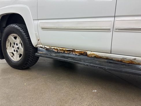 Used 2005 Chevrolet Suburban LT w/ Preferred Equipment Group image 16