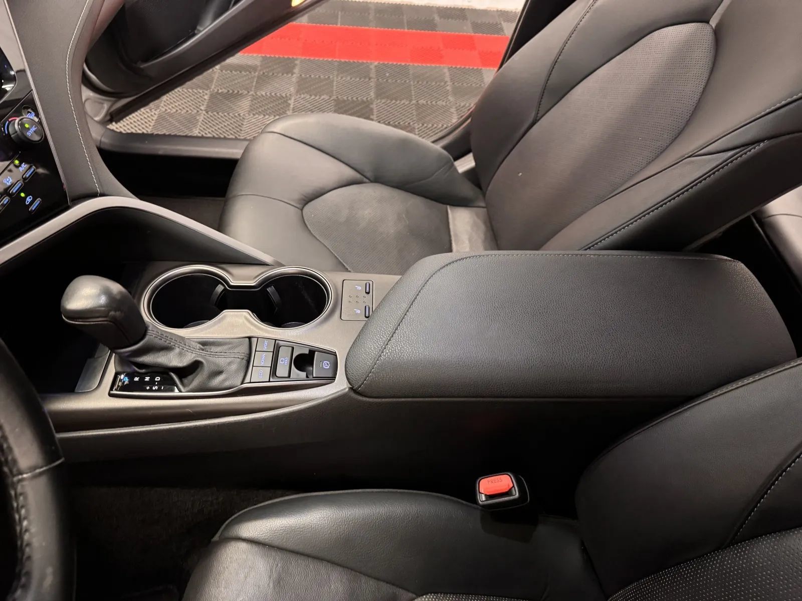 Used 2022 Toyota Camry XSE FWD image 31