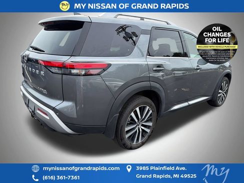 Used 2025 Nissan Pathfinder Platinum AWD/4WD image 8