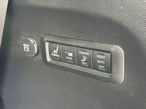 Used 2019 Chrysler Pacifica Limited w/ S Appearance Package FWD image 8