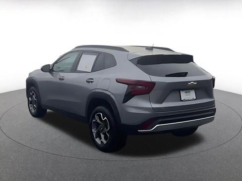 Used 2025 Chevrolet Trax LT w/ LT Convenience Package image 9