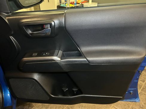 Used 2017 Toyota Tacoma TRD Sport w/ Tow Package AWD/4WD image 16